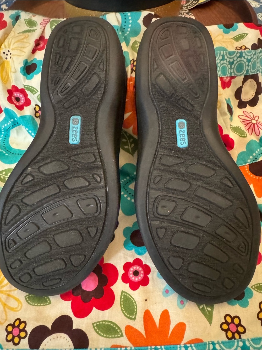 Bzees Slip on Sandals - Picture 4 of 5